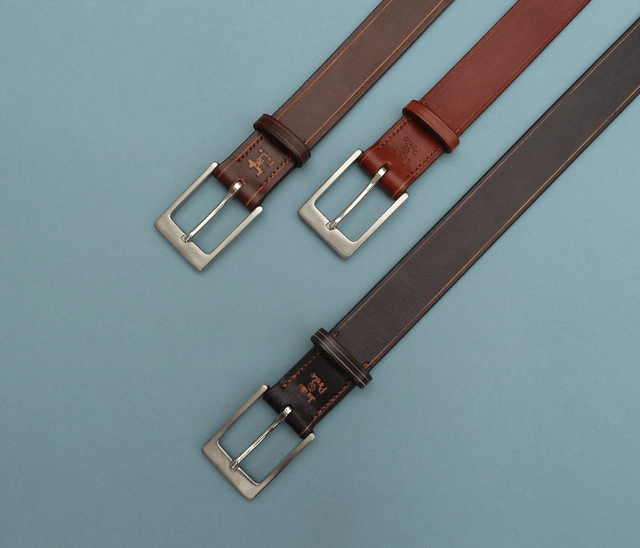 Ceinture classique boucle carrée.