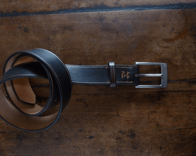 Ceinture classique boucle carrée.