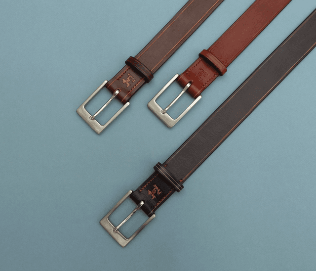 Ceinture classique boucle carrée.